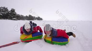 圣诞节期间，一家人在冬季<strong>公园玩耍</strong>。 快乐的妈妈孩子们冬天在雪地里滑冰，<strong>玩耍</strong>
